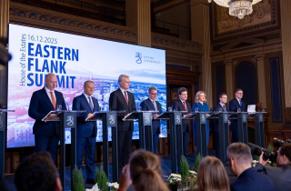 Châu Âu ưu tiên hàng đầu bảo vệ sườn phía Đông