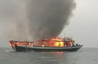 Tàu câu mực bốc cháy và chìm khi đang đánh bắt, 53 ngư dân được cứu kịp thời