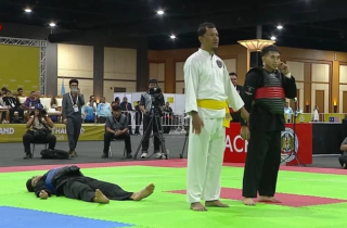 Võ sĩ Việt Nam bất tỉnh bị trọng tài bỏ mặc, ban tổ chức nói ăn vạ