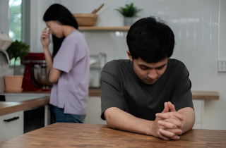 Kết hôn xong mới biết phải gánh khoản nợ cờ bạc 300 triệu đồng cho mẹ vợ