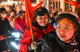 CĐV nhí theo chân bố mẹ xuống phố, chung niềm vui chiến thắng của U22 Việt Nam