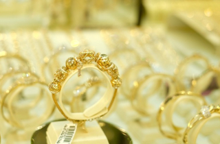 Giá vàng hôm nay 19/12: Giảm nhẹ nhưng vẫn ở ngưỡng cao