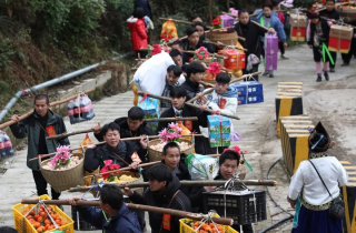 Bạn gái ăn quá nhiều, thanh niên kiện, đòi lại tiền hẹn hò