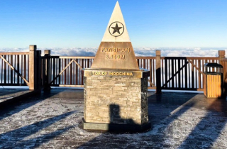 Nhiệt độ giảm xuống 0°C, băng trắng xuất hiện trên đỉnh Fansipan