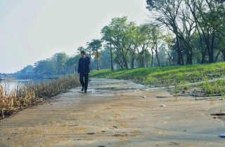 Đường lát gỗ lim siêu sang ở Huế vẫn ngập trong bùn đất sau đợt mưa lũ lịch sử