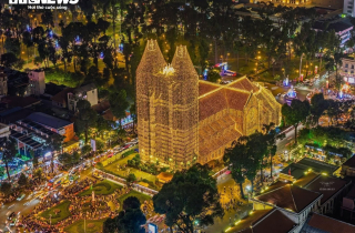 Nhà thờ ở TP.HCM lên đèn rực rỡ đón Giáng sinh, người dân xúng xính check-in