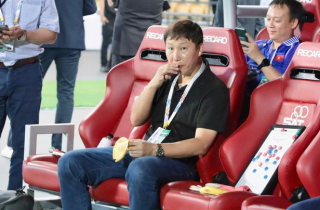 Không có HCV SEA Games, HLV Kim Sang-sik bình thản ăn vặt, quay clip học trò