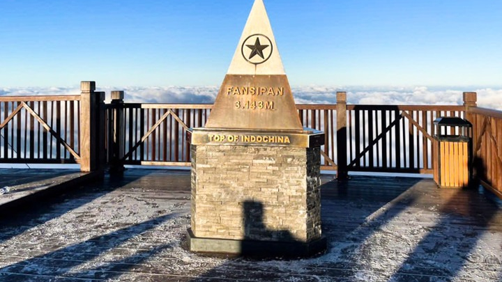 Nhiệt độ giảm xuống 0°C, băng trắng xuất hiện trên đỉnh Fansipan