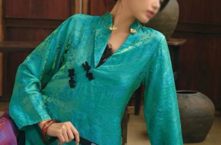 Áo dài 'cách tân' kiểu phanh ngực khiến dân mạng nóng mắt chê phản cảm