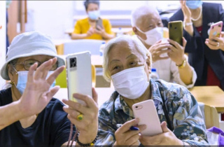 Người cao tuổi 'nghiện' smartphone và những ảnh hưởng âm thầm