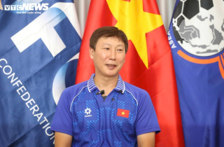 HLV Kim Sang-sik: 'Vợ tôi tắt tivi khi U22 Việt Nam bị dẫn 0-2'