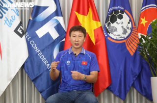 HLV Kim Sang-sik 'rất hạnh phúc', chưa nói chuyện hợp đồng với VFF