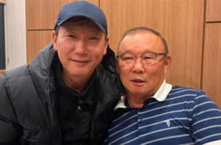 Ông Park Hang-seo chúc mừng U22 Việt Nam, tặng quà đặc biệt cho HLV Kim Sang-sik