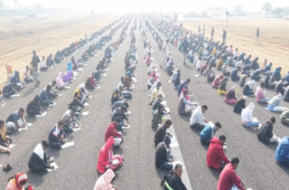 8.000 người ngồi trên đường băng làm bài thi, giám thị dùng UAV chống gian lận