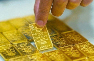 Giá vàng hôm nay 23/12: Tăng mạnh, lập đỉnh lịch sử mới