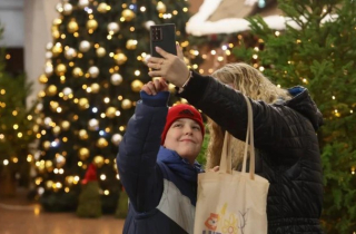 Cả thế giới xuống phố đón Giáng sinh: Khoảnh khắc ấm áp lan tỏa toàn cầu