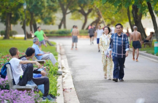 Cảnh mới lạ tại Công viên Thống Nhất sau khi hạ toàn bộ hơn 2km hàng rào