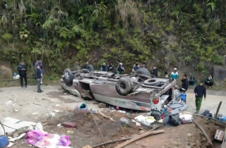 Xe chở đoàn từ thiện bị lật ở Lào Cai, ít nhất 8 người tử vong