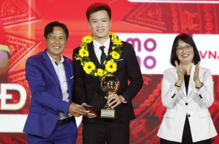 Giữa ồn ào 'vong ân bội nghĩa', dàn sao bóng đá Việt Nam ghi điểm đặc biệt