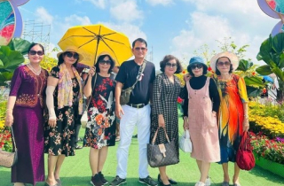 Du khách tấp nập đổ về thủ phủ hoa lớn nhất miền Tây