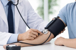 'Bệnh người già' tấn công giới trẻ: Chưa đến 30 tuổi đã phải uống thuốc huyết áp