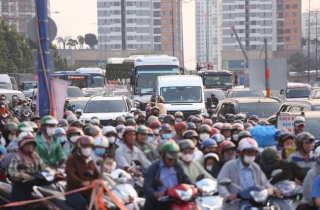 Người dân rời TP.HCM về quê, cửa ngõ và bến xe đông đúc chiều cuối năm