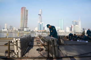 Trận địa pháo hoa ở TP.HCM trước giờ khai hỏa đón năm mới 2026