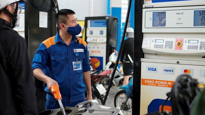 Giá xăng, dầu tiếp tục giảm nhẹ trong ngày cuối năm