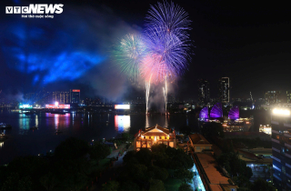 Xem lại đêm pháo hoa rực sáng bầu trời TP.HCM đón năm mới 2026