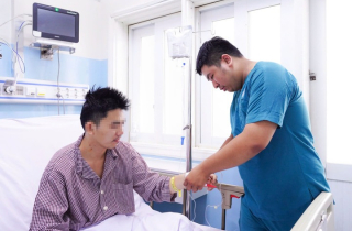 Cứu sống người đàn ông ngừng tim khi đang chơi cầu lông