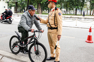 Nghĩ CSGT nghỉ Tết, người đàn ông uống rượu vẫn đạp xe và bị phạt