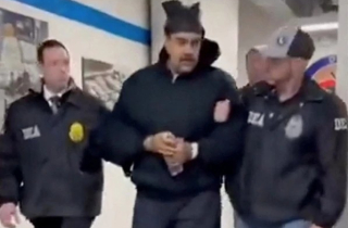 Hình ảnh Tổng thống Maduro bị áp giải, nói 'chúc mừng năm mới' từ nơi giam giữ