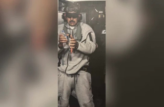 Hình ảnh đầu tiên Tổng thống Venezuela bị còng tay, bịt mắt trên tàu chiến Mỹ