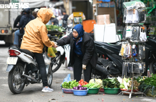 Chợ cóc ngang nhiên chiếm vỉa hè, bủa vây nhiều tuyến phố Hà Nội