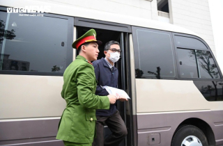 Dẫn giải 2 cựu Cục trưởng Cục An toàn thực phẩm nhận hối lộ tới toà