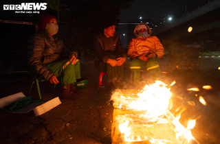 Hà Nội rét kỷ lục đầu mùa: Người lao động co ro bên bếp lửa suốt đêm