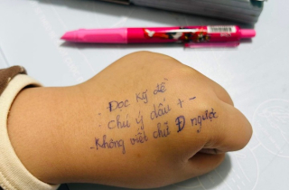 Lo con đi thi hay nhầm, mẹ viết 'phao' lên tay con khiến dân mạng thích thú