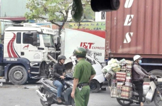 4 ô tô tông liên hoàn ở TP.HCM, tài xế mắc kẹt trong cabin