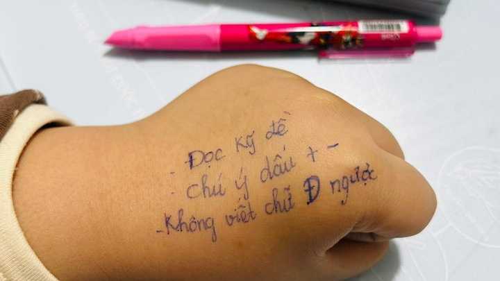 Lo con đi thi hay nhầm, mẹ viết 'phao' lên tay con khiến dân mạng thích thú