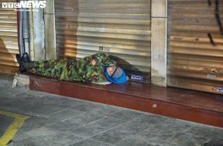 Người vô gia cư co ro bên vỉa hè Hà Nội giữa trời đông lạnh thấu xương