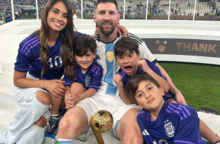 Messi lần đầu 'nói xấu vợ': Thú nhận quên nụ hôn đầu, không cần tỏ tình