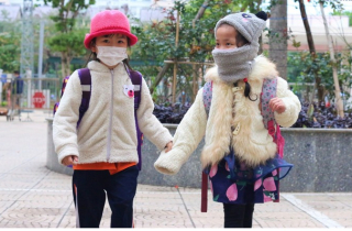 Nhiều trường ở Hà Nội lùi giờ học vì trời rét