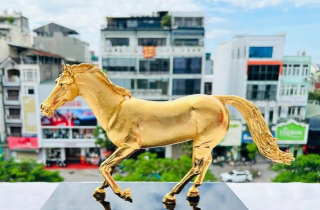 Khách chịu chi hàng chục triệu mua tượng ngựa mạ vàng ánh kim đón Tết Bính Ngọ