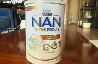 Mẹ trẻ run tay khi phát hiện con đã uống hết hộp sữa trong danh sách thu hồi