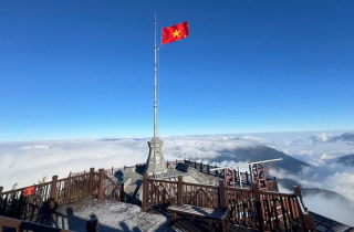 Sáng nay đỉnh Fansipan xuất hiện băng tuyết