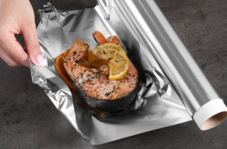 Dùng giấy bạc gói thức ăn thừa có hại thế nào?
