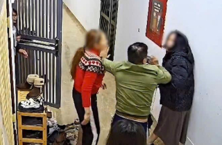 Hà Nội: Tạm giữ hình sự người phụ nữ hành hung hàng xóm