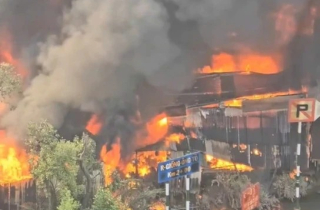 Lửa thiêu rụi dãy nhà gần chợ Bình Trưng, TP.HCM