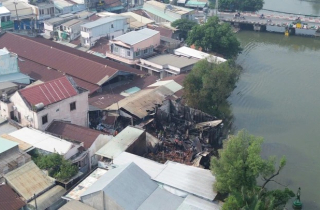 Hiện trường vụ cháy lớn dãy nhà ven chợ Bình Trưng TP.HCM