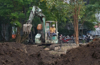 Tất bật dọn dẹp khu ‘đất vàng’ ở TP.HCM làm công viên, vườn hoa Tết Bính Ngọ